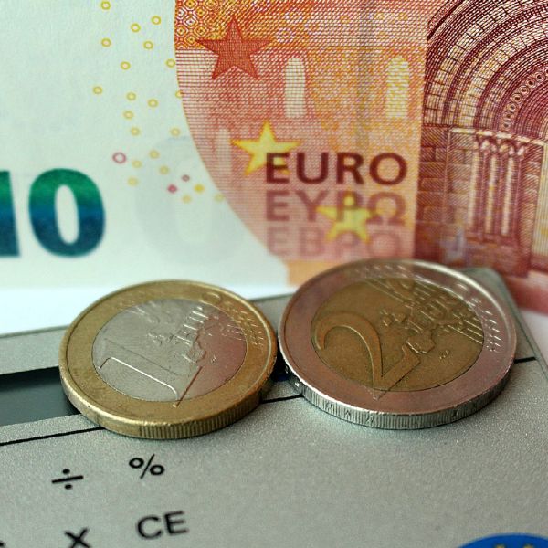 România a atras obligaţiuni de pe pieţele internaţionale, în valoare de două miliarde de euro România a atras obligaţiuni de pe pieţele internaţionale, în valoare de două miliarde de euro